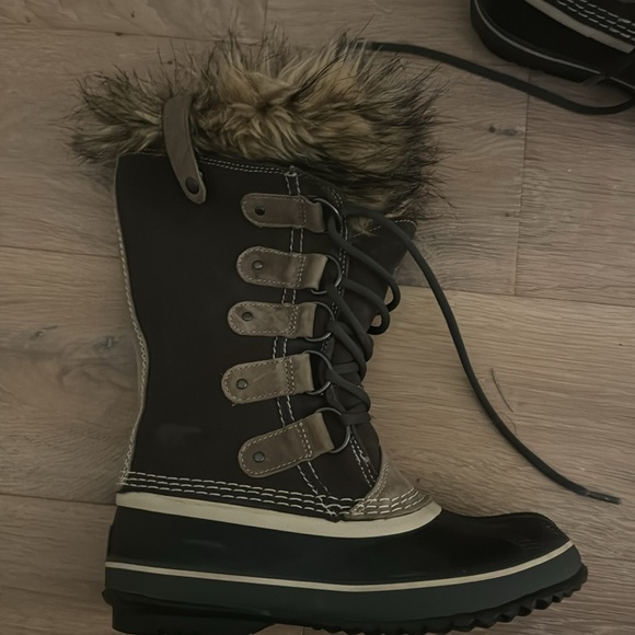 Sorel boots - Picture 2 of 6